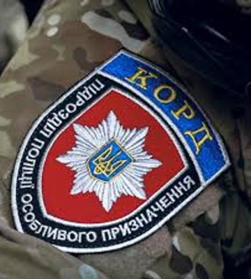 В Киеве мужчина открыл стрельбу по людям и держит заложников: есть погибший и раненые