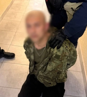 У Києві затримали чоловіка, який ходив із автоматом у житловому комплексі