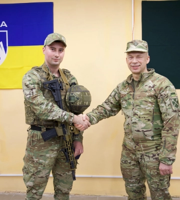 Навчався на дипломата, але з травня у війську: черкащанина нагородили нагрудним знаком