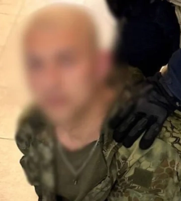 В Киеве мужчина ходил по ЖК с автоматом — его задержали