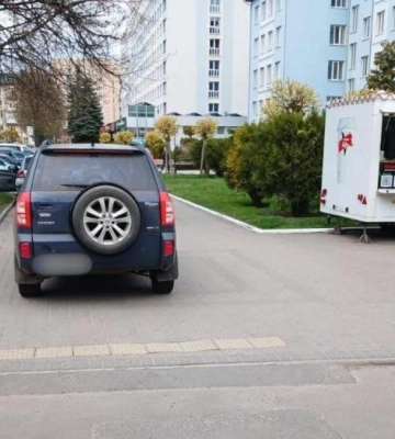 У Рівному водіїв закликають не порушувати правила паркування та поважати пішоходів