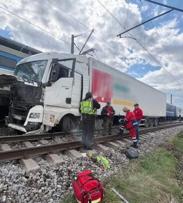 Вантажний автомобіль протаранив локомотив поїзда Перемишль-Харків