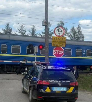 На Львівщині вантажівка виїхала під колеса поїзда Перемишль — Київ