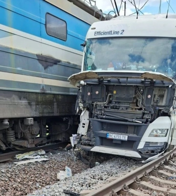 На Львівщині вантажівка виїхала під колеса поїзда Перемишль — Київ