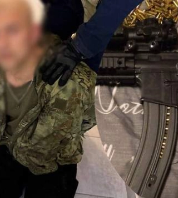 Ходил по жилому комплексу с автоматом: в Киеве мужчина хранил дома кучу оружия