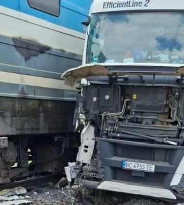 На Львівщині вантажівка виїхала під колеса поїзда Перемишль — Київ