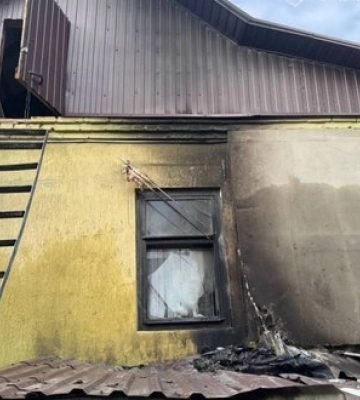На Дніпропетровщині вогонь охопив гараж з авто та будинок
