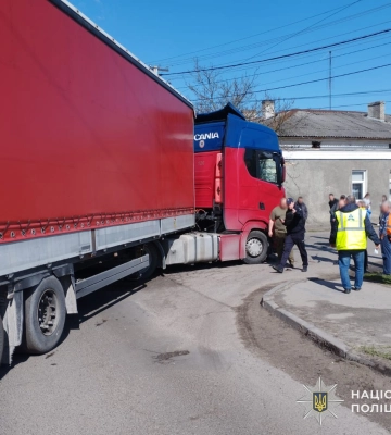 Криваве зіткнення. На Львівщині мотоцикл з підлітками в'їхав у вантажівку Scania