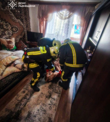 На Львівщині врятували 91-річну жінку, яка кликала на допомогу з балкона, - ФОТО