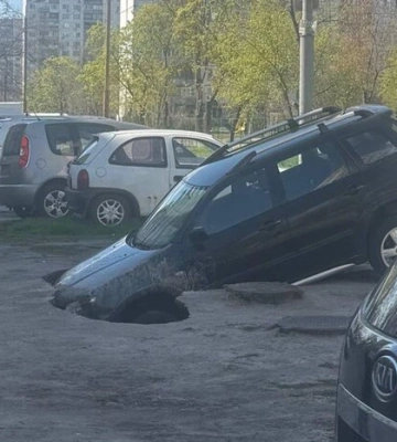 На Оболоні кросовер частково провалився під асфальт 
