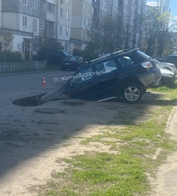 На Оболоні кросовер частково провалився під асфальт 