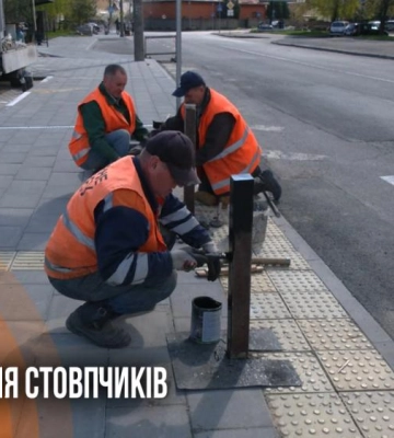 Безпечніше для пішоходів: у Рівному встановили нові обмежувальні стовпчики (ВІДЕО)