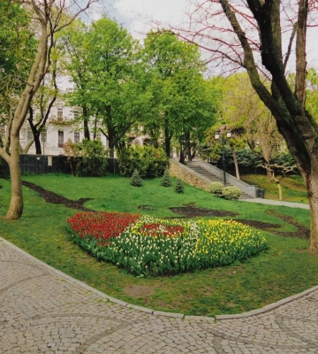 У Приморському районі Одеси з’явилася нова квіткова фотозона