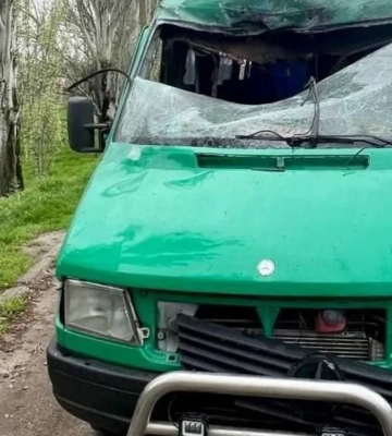 Росіяни вдарили по автобусу на Дніпропетровщині та атакували пожежну частину на Сумщині. Головне про атаки