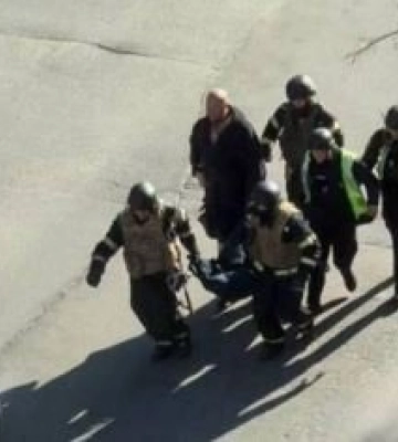 У Києві чоловік просто на вулиці розстрілював людей. Відео 18+