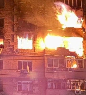 Росіяни вночі атакували Дніпро: у місті палає багатоповерхівка, - ОВА. ФОТОрепортаж