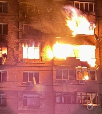 У Дніпрі внаслідок атаки РФ спалахнула багатоповерхівка