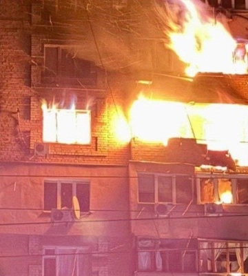 Росіяни атакували Дніпро, у багатоповерхівці пожежа