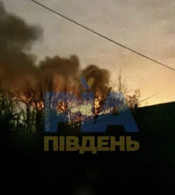 В Мелитополе после атаки БпЛА горит подстанция — большая часть города обесточена (видео)