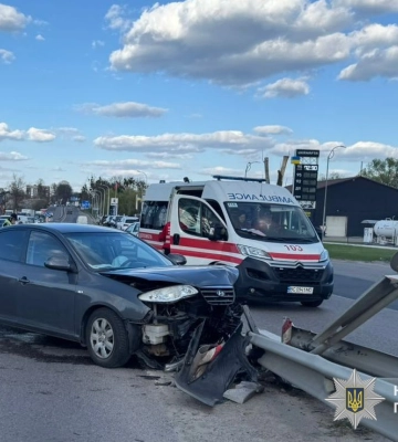 У Зимній Воді біля Львова легковик смертельно наштрикнувся на відбійник