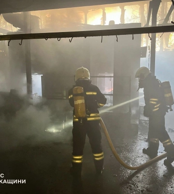 У Черкасах горіли 100 квадратних метрів виробничої будівлі (ФОТО)