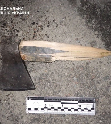 У Києві затримали чоловіка, який розмахував сокирою і намагався забрати скутер у підлітка