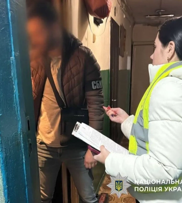 У Києві затримали чоловіка, який розмахував сокирою і намагався забрати скутер у підлітка