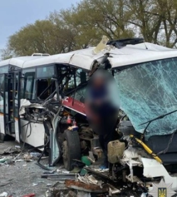 На Полтавщині автобус зіткнувся з вантажівкою, постраждали шестеро людей