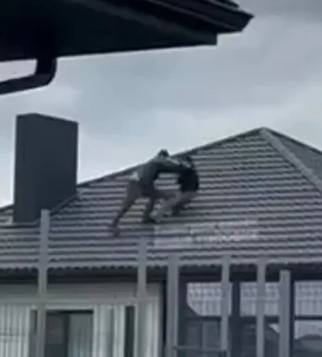 На Волині працівник ТЦК та цивільний зірвалися з даху під час затримання (ВІДЕО)