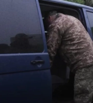 ТЦК: во время оповещения мужчина упал с крыши, травм не получил