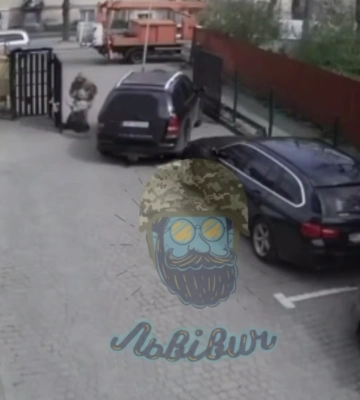 Скандал во Львове: на кадрах видно, как автомобиль ТЦК сбивает мать мобилизованного. ВИДЕО