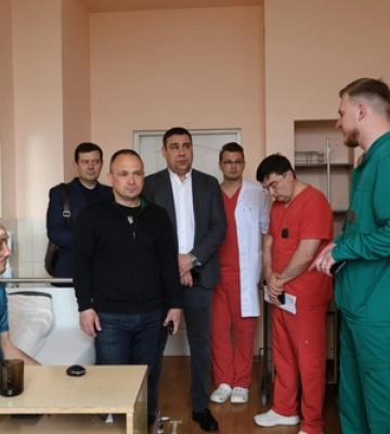 Відновлюють обличчя та руки: як канадські лікарі рятують поранених бійців у Луцьку 