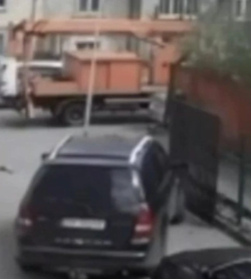 Скандал во Львове: на кадрах видно, как автомобиль ТЦК сбивает мать мобилизованного. ВИДЕО