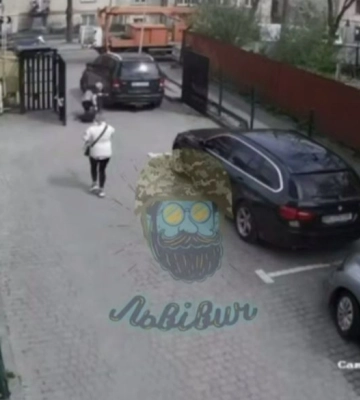 У Львові люди у військовому однострої силоміць заштовхали чоловіка в автомобіль та переїхали жінку на очах у поліції. ВIДЕО