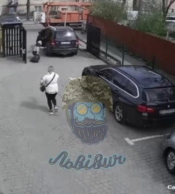 У Львові люди у військовому однострої силоміць заштовхали чоловіка в автомобіль та переїхали жінку на очах у поліції. ВIДЕО
