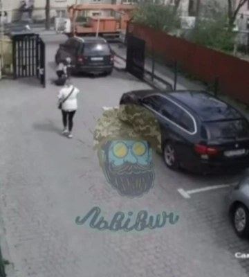 У Львові авто ТЦК наїхало на жінку, яка перешкоджала проїзду: вона у лікарні