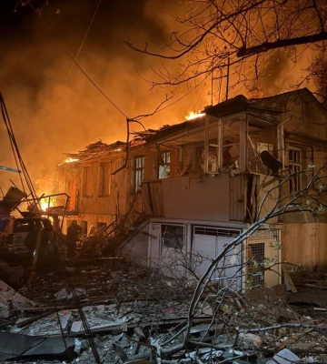 Росіяни вдарили по житлових будинках в Одесі, є постраждалі