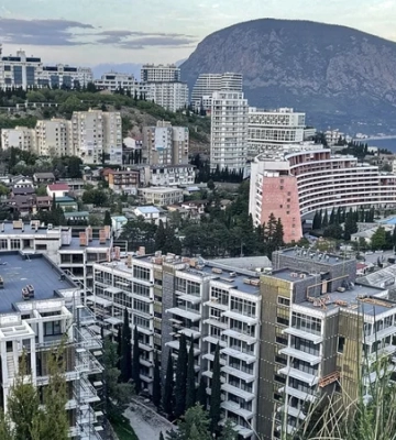 «В Євпаторії узбережжя забудовується». Кримчани розповіли NV про девелоперів окупованого півострова, його нових мешканців та життя старих