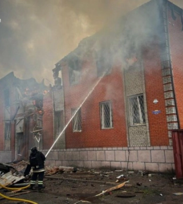 Масована атака на Чернігів: ворожі безпілотники поцілили в житлові будинки й заклад освіти
