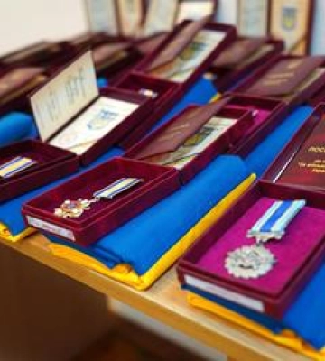 У Полтаві родинам полеглих захисників України передали державні нагороди