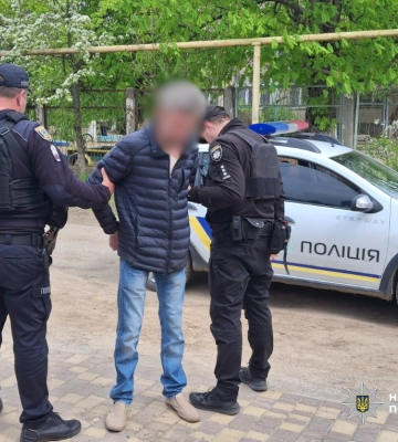Озброєного чоловіка затримали у початковій школі на Одещині