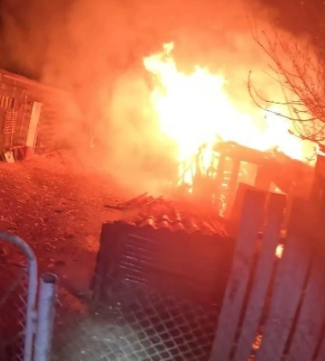П`ятеро рятувальників гасили господарську будівлю в селі на Рівненщині (ВІДЕО)