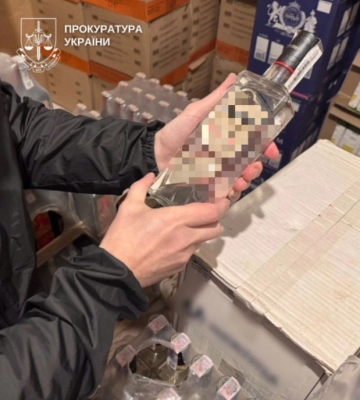 У Сторожинці викрили магазин, який торгував контрафактною горілкою. Вилучили 3200 пляшок