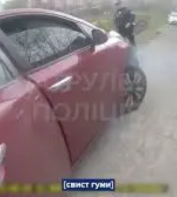 В Запорожье мужчина напал на патрульных с топором (ВИДЕО)