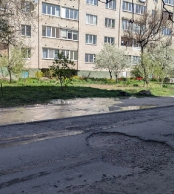 Одну з вулиць Луцька затоплює – вода б'є з-під землі: що коїться