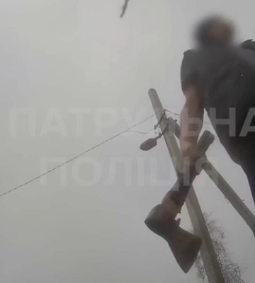 В Запорожье мужчина напал на патрульных с топором (ВИДЕО)