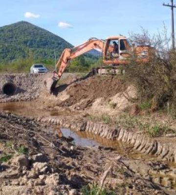 Захист від великої води: У Тячеві розчищають стратегічний придамбовий канал