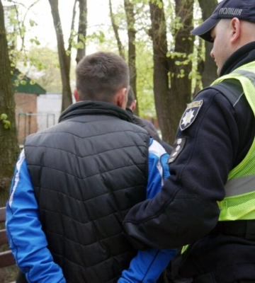 В Хмельницком мужчина устроил стрельбу посреди жилого двора