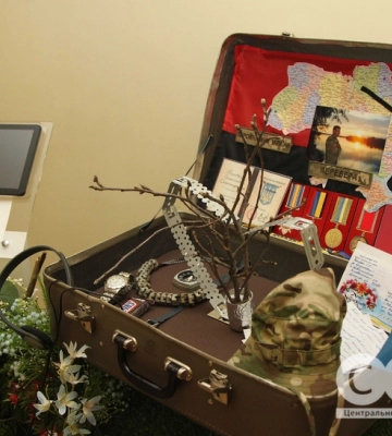 Рідні загиблих та безвісти зниклих воїнів презентували у Кропивницькому проєкт "Квіти надії" 