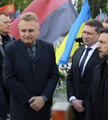 Виникає запитання: можливо, причина риторики влади Львова – не інтереси аеропорту, а щось інше - голова Львівської ОВА